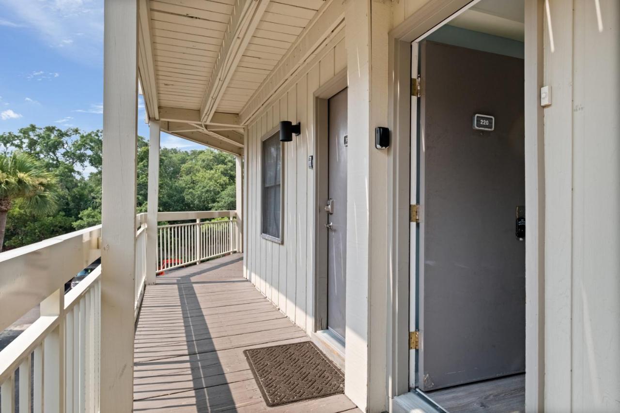 The Breakers #220 Beach Condo, Beautiful Ocean View At Coligny Beach, 4 N Forest Beach Drive Hilton Head, Walk To All Shops Restaurants, Renovated Jan 2024, Vacation Rental Hhi Llc Hilton Head Island Eksteriør bilde